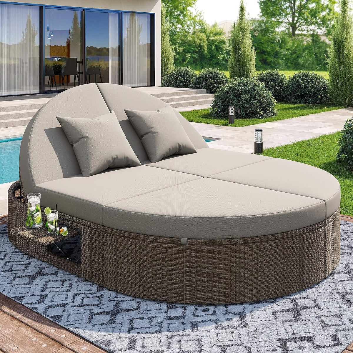 Sofa DRIXNO, Braun/Grau, Rattan Doppel-Liege, Outdoor Daybed, Gartenliege mit seitlichem Regal, Sonnenliege Doppelliege 2 Personen Klapptisch